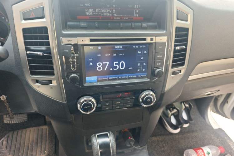 Used Mitsubishi Pajero 2016 3.0L Automatic Luxury Version China V Standard Audio And AC Panel