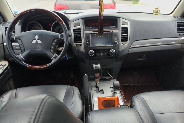 Used Mitsubishi Pajero 2016 3.0L Automatic Prestige Version China V Standard Center Console