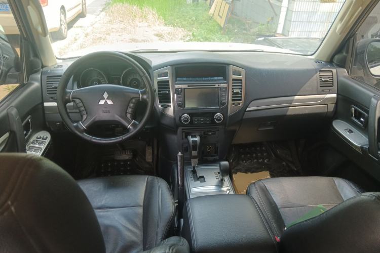 Used Mitsubishi Pajero 2016 3.0L Automatic Luxury Edition China IV Center Console