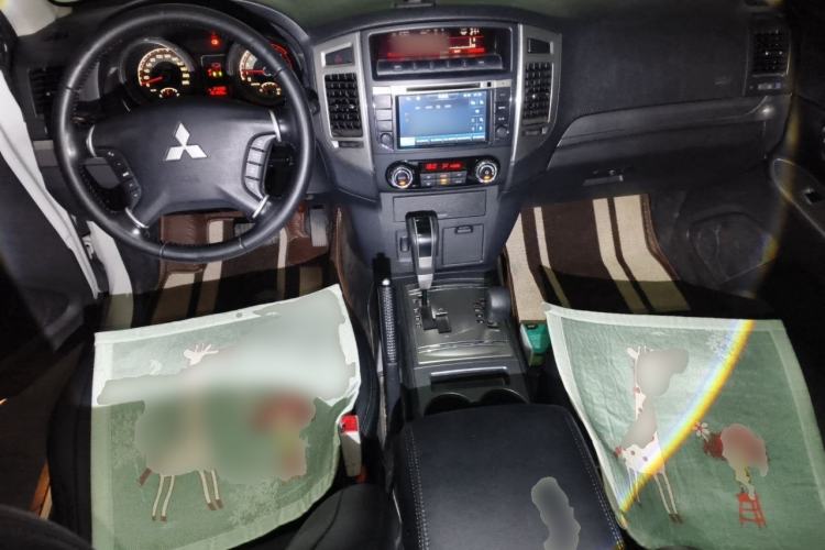 Used Mitsubishi Pajero 2016 3.0L Automatic Standard Version China V Standard Center Console