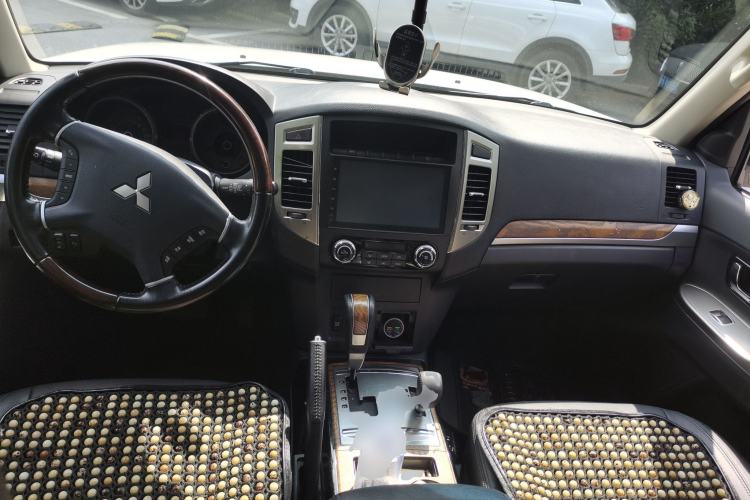 Used Mitsubishi Pajero 2016 3.0L Automatic Prestige Version China V Standard Center Console
