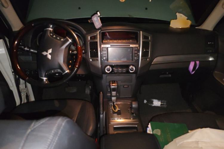 Used Mitsubishi Pajero 2016 3.0L Automatic Prestige Version China V Standard Center Console