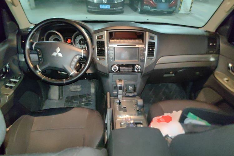 Used Mitsubishi Pajero 2016 3.0L Automatic Standard Version China V Standard Center Console