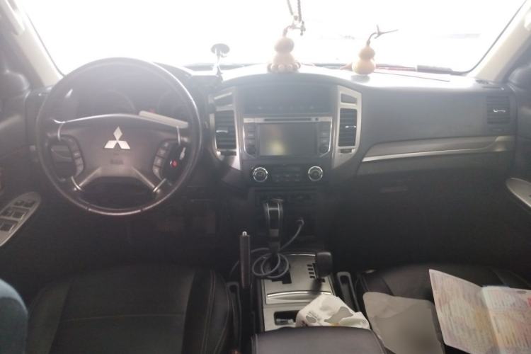Used Mitsubishi Pajero 2016 3.0L Automatic Standard Version China IV Standard Center Console