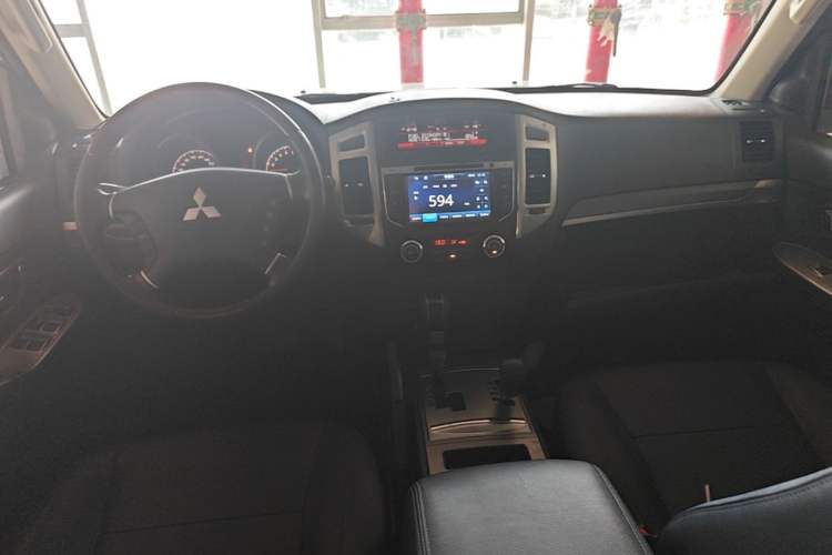 Used Mitsubishi Pajero 2016 3.0L Automatic Prestige Version China V Standard Center Console