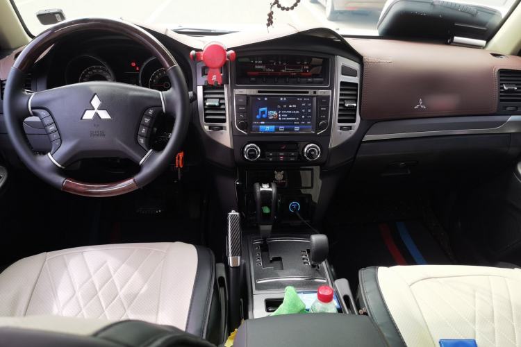 Used Mitsubishi Pajero 2016 3.0L Automatic Standard Version China V Standard Center Console