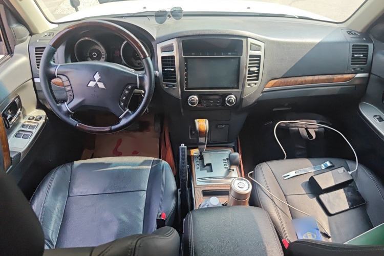 Used Mitsubishi Pajero 2016 3.0L Automatic Prestige Version China V Standard Center Console