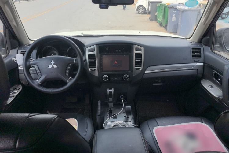 Used Mitsubishi Pajero 2016 3.0L Automatic Standard Version China V Standard Center Console