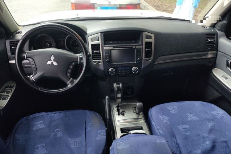 Used Mitsubishi Pajero 2016 3.0L Automatic Standard Version China V Standard Center Console