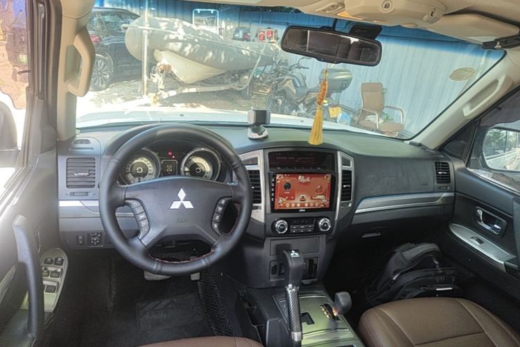 Used Mitsubishi Pajero 2016 3.0L Automatic Standard Version China V Standard Center Console