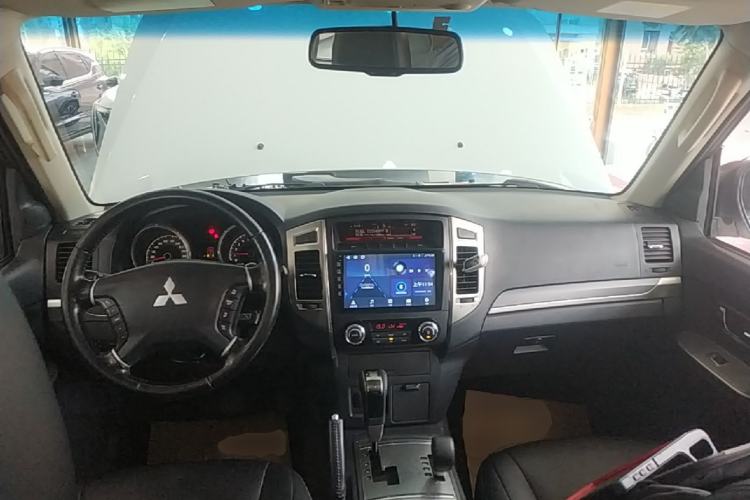 Used Mitsubishi Pajero 2016 3.0L Automatic Standard Version China V Standard Center Console