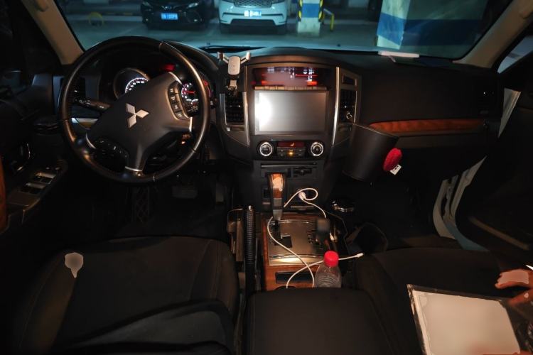 Used Mitsubishi Pajero 2016 3.0L Automatic Standard Version China V Standard Center Console