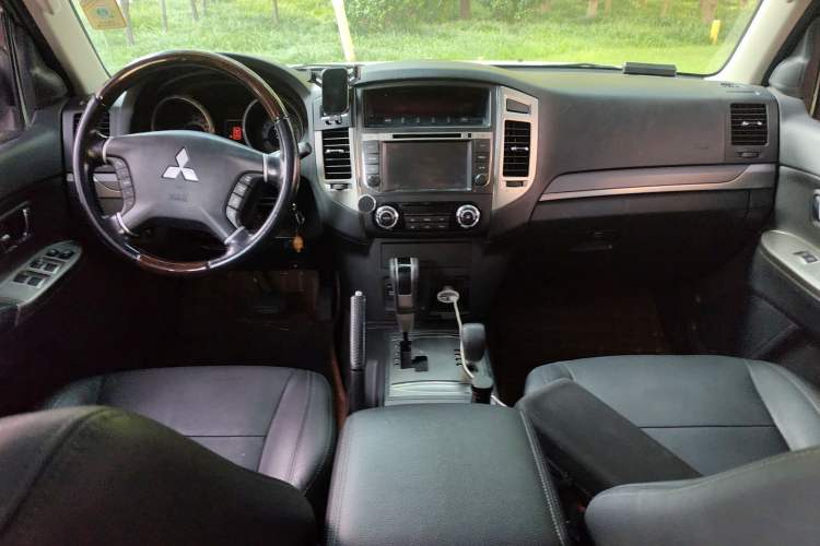Used Mitsubishi Pajero 2016 3.0L Automatic Prestige Version China V Standard Center Console
