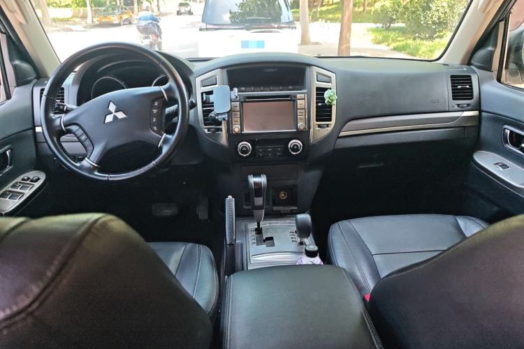 Used Mitsubishi Pajero 2016 3.0L Automatic Luxury Version China V Standard Center Console
