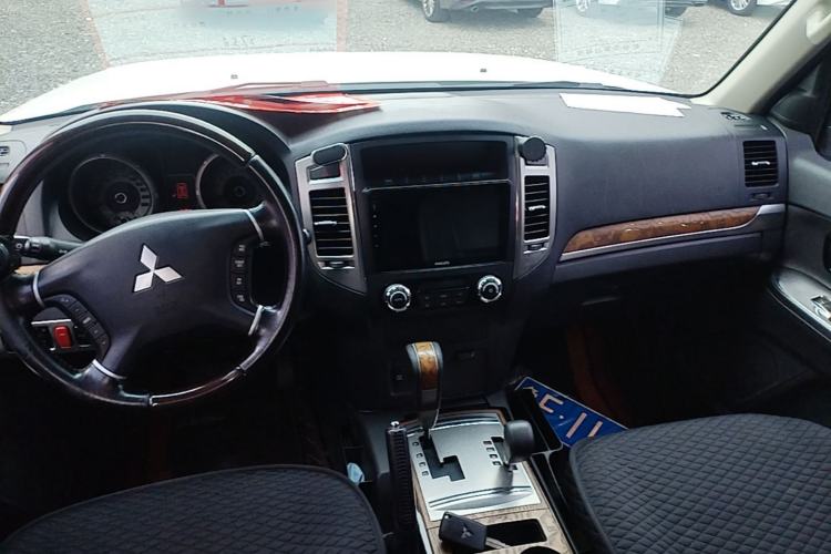 Used Mitsubishi Pajero 2016 3.0L Automatic Prestige Version China V Standard Center Console