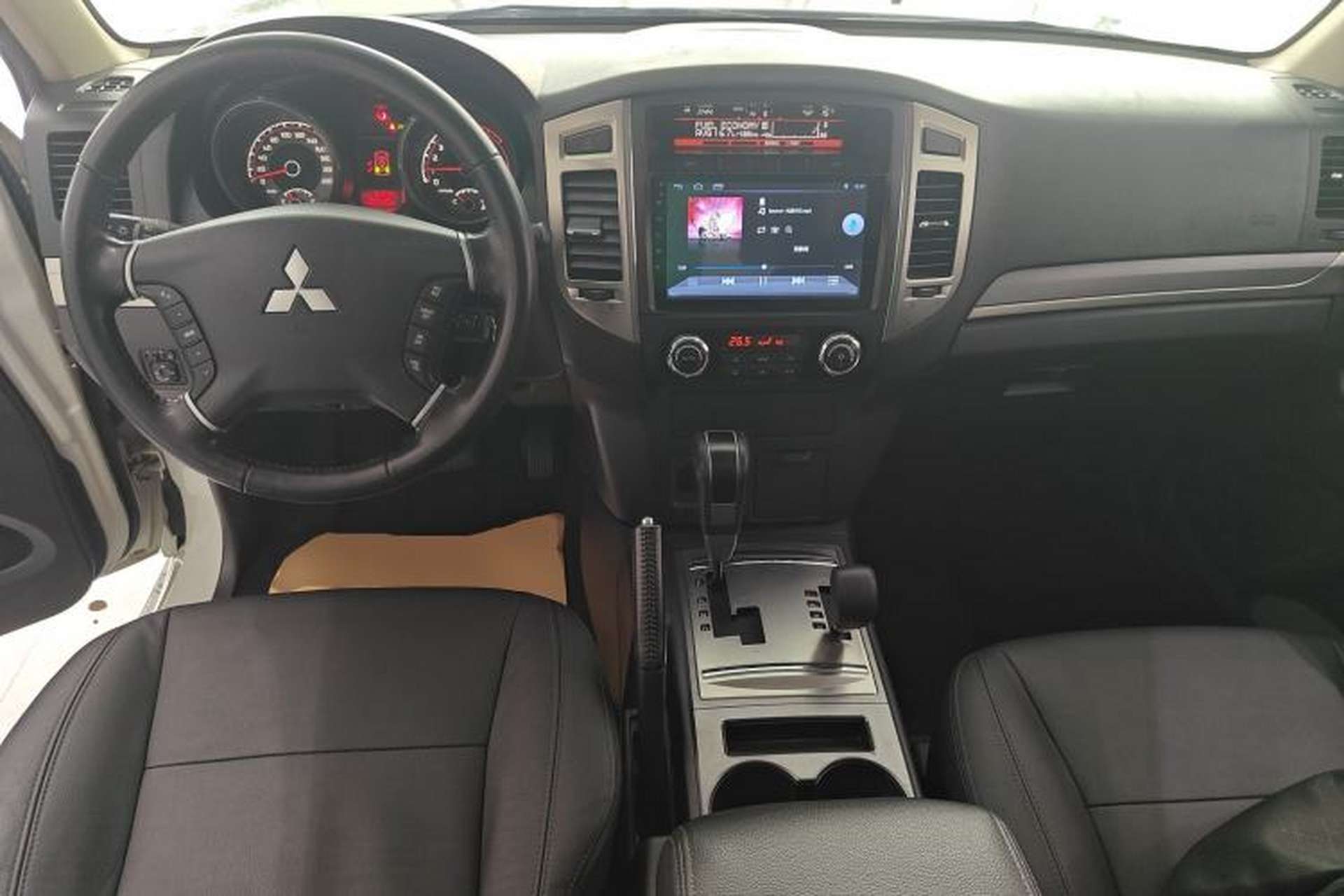 Used Mitsubishi Pajero 2016 3.0L Automatic Luxury Version China V Standard Center Console