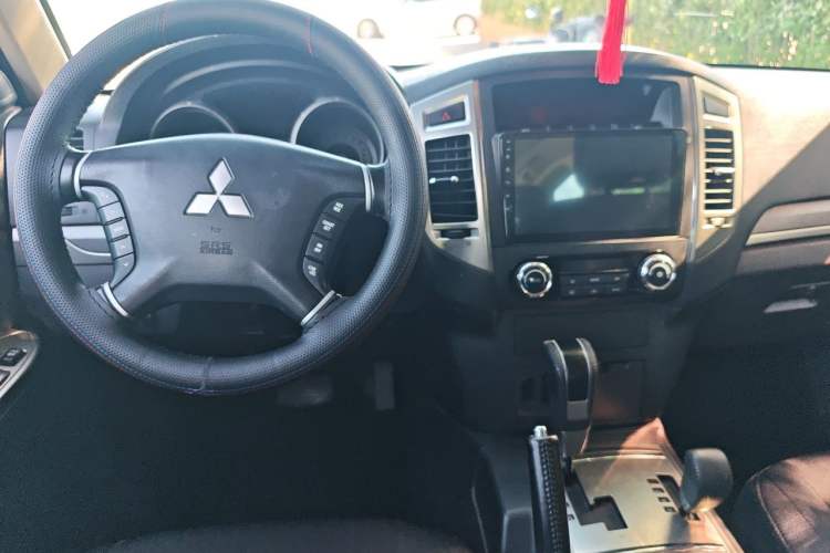 Used Mitsubishi Pajero 2016 3.0L Automatic Standard Version China V Standard Center Console