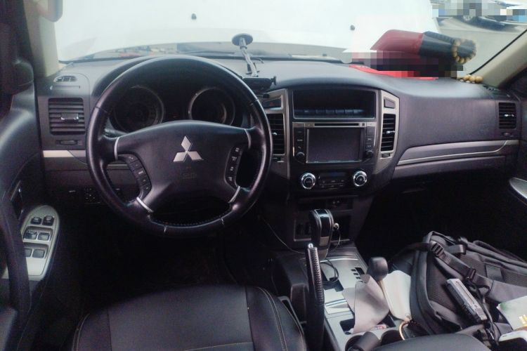 Used Mitsubishi Pajero 2016 3.0L Automatic Standard Version China V Standard Center Console