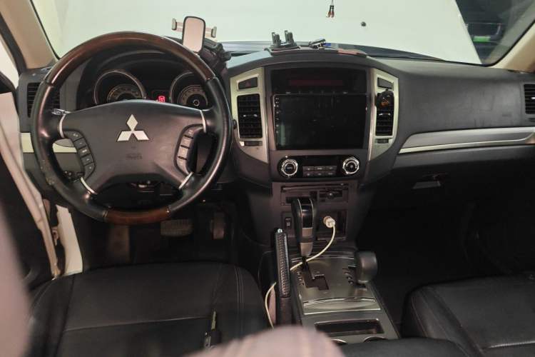 Used Mitsubishi Pajero 2016 3.0L Automatic Prestige Version China V Standard Center Console