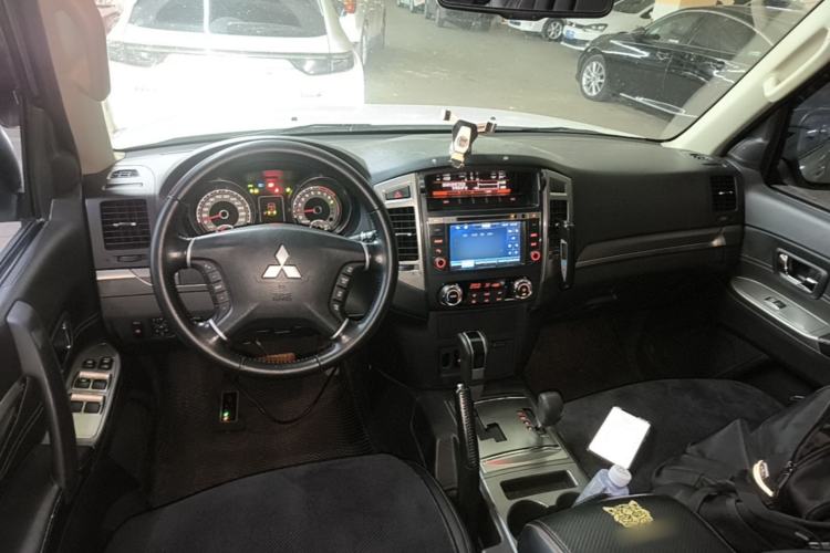 Used Mitsubishi Pajero 2016 3.0L Automatic Standard Version China IV Standard Center Console