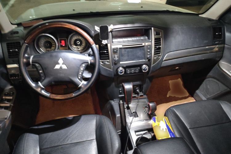 Used Mitsubishi Pajero 2016 3.0L Automatic Prestige Version China V Standard Center Console