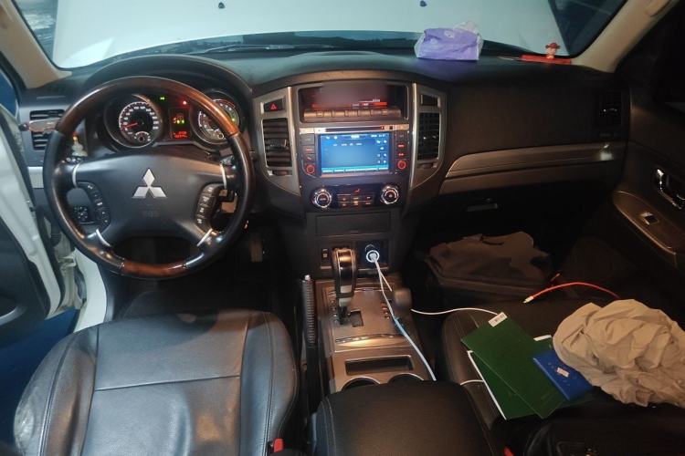 Used Mitsubishi Pajero 2016 3.0L Automatic Prestige Version China IV Standard Center Console