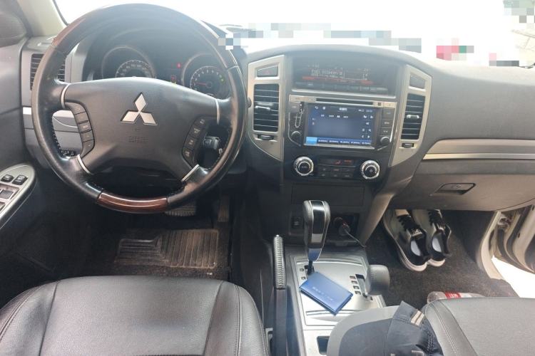 Used Mitsubishi Pajero 2016 3.0L Automatic Luxury Version China V Standard Center Console