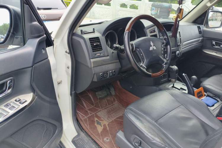 Used Mitsubishi Pajero 2016 3.0L Automatic Prestige Version China V Standard Driver Seat