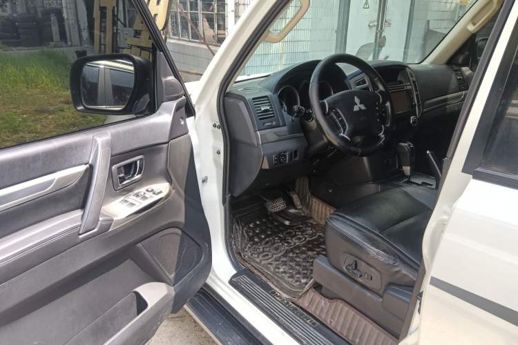 Used Mitsubishi Pajero 2016 3.0L Automatic Luxury Edition China IV Driver Seat