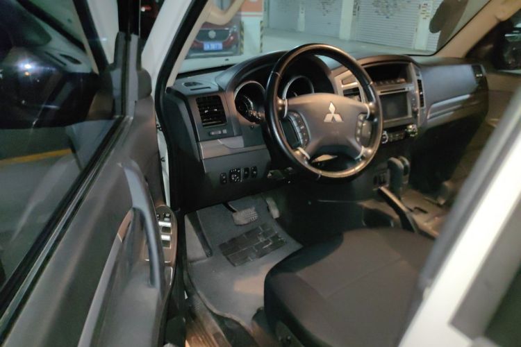 Used Mitsubishi Pajero 2016 3.0L Automatic Standard Version China V Standard Driver Seat