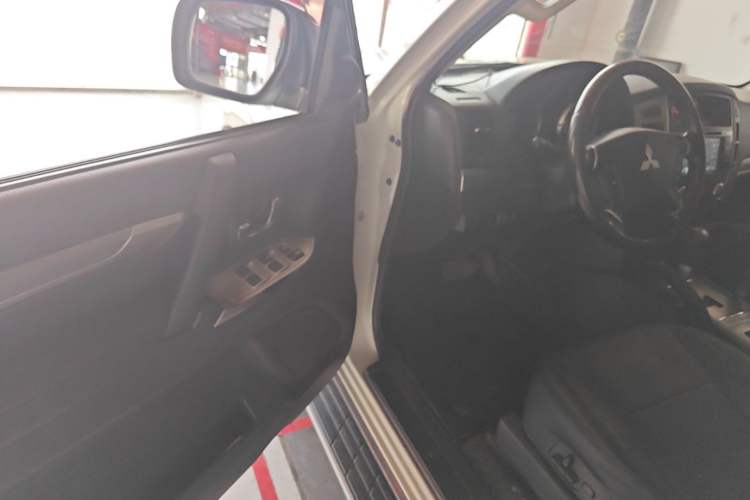 Used Mitsubishi Pajero 2016 3.0L Automatic Prestige Version China V Standard Driver Seat