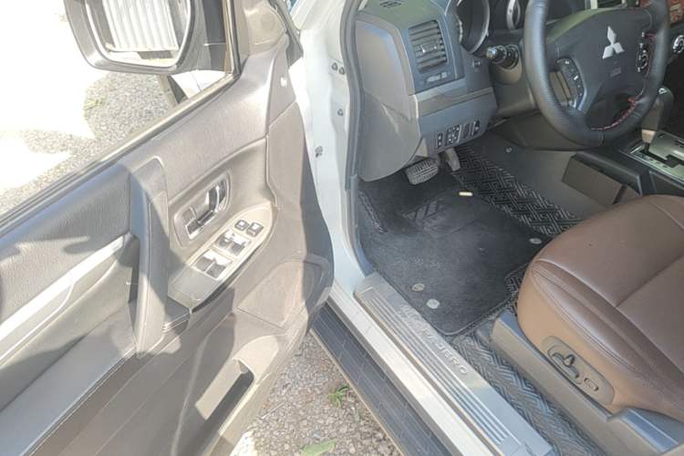 Used Mitsubishi Pajero 2016 3.0L Automatic Standard Version China V Standard Driver Seat