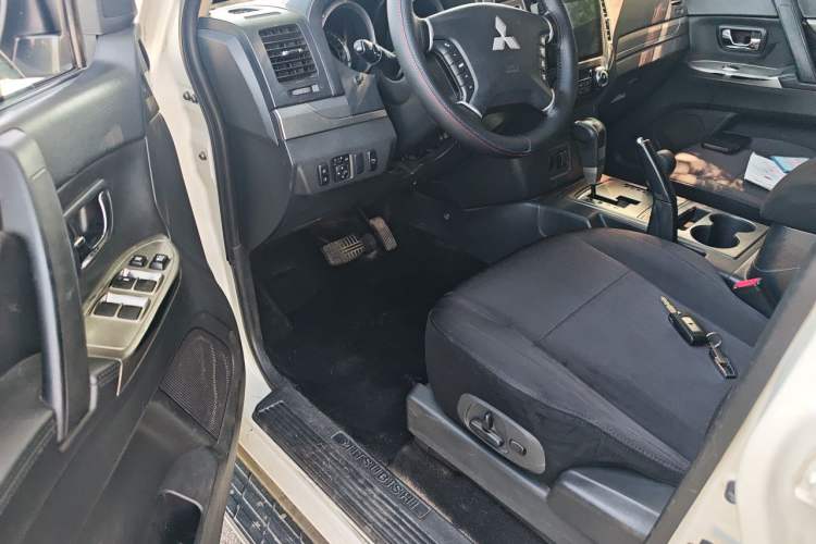 Used Mitsubishi Pajero 2016 3.0L Automatic Standard Version China V Standard Driver Seat