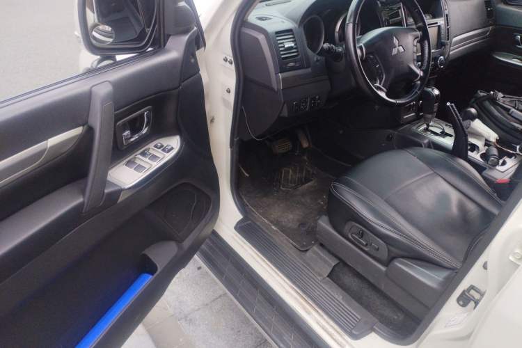 Used Mitsubishi Pajero 2016 3.0L Automatic Standard Version China V Standard Driver Seat