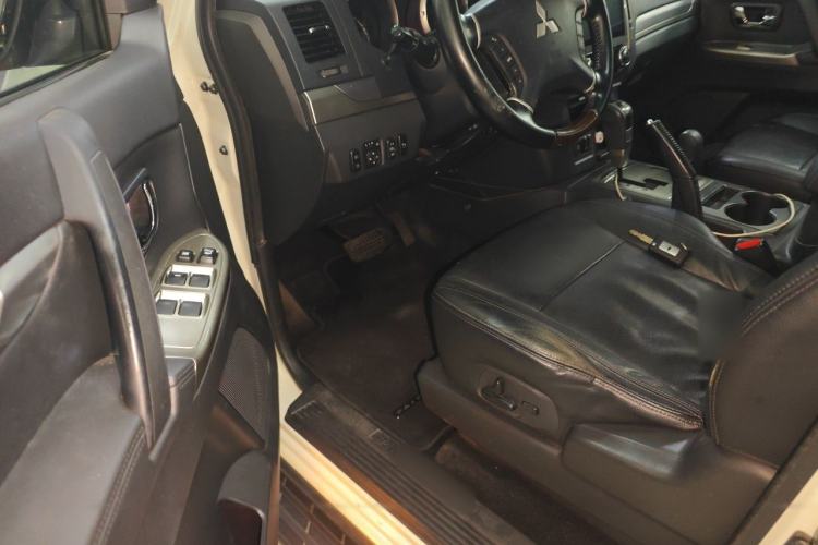 Used Mitsubishi Pajero 2016 3.0L Automatic Prestige Version China V Standard Driver Seat
