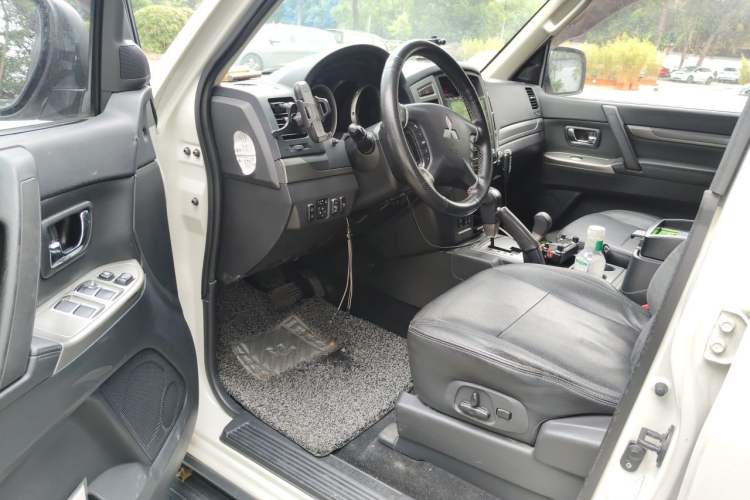 Used Mitsubishi Pajero 2016 3.0L Automatic Prestige Version China V Standard Driver Seat