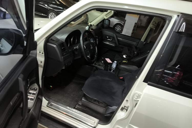 Used Mitsubishi Pajero 2016 3.0L Automatic Standard Version China IV Standard Driver Seat