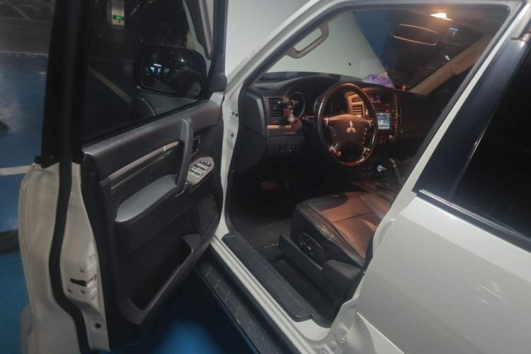 Used Mitsubishi Pajero 2016 3.0L Automatic Prestige Version China IV Standard Driver Seat
