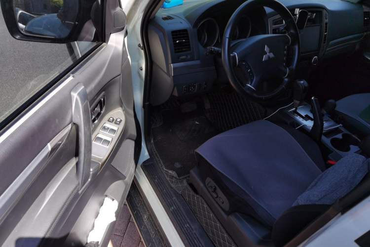 Used Mitsubishi Pajero 2016 3.0L Automatic Standard Version China V Standard Driver Seat