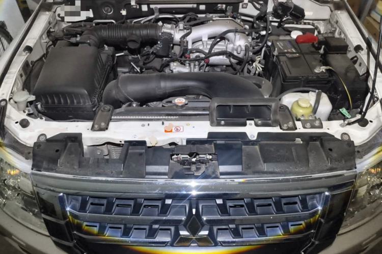 Used Mitsubishi Pajero 2016 3.0L Automatic Standard Version China V Standard Engine Bay