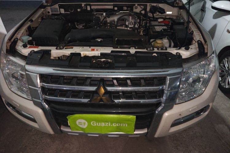 Used Mitsubishi Pajero 2016 3.0L Automatic Prestige Version China V Standard Engine Bay
