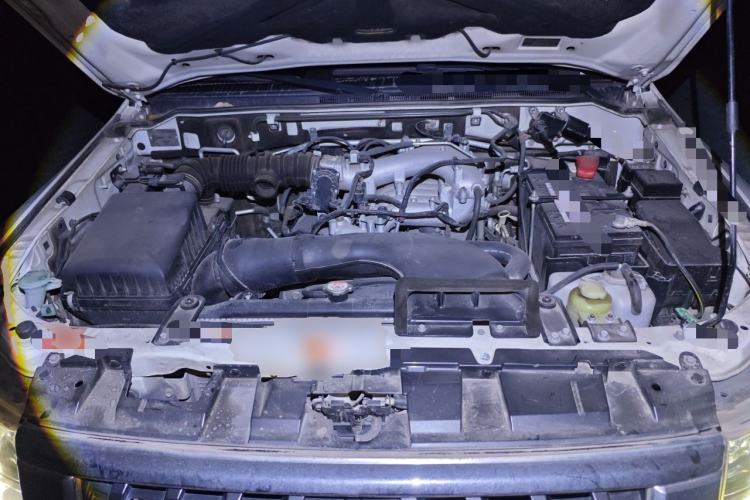 Used Mitsubishi Pajero 2016 3.0L Automatic Prestige Version China V Standard Engine Bay