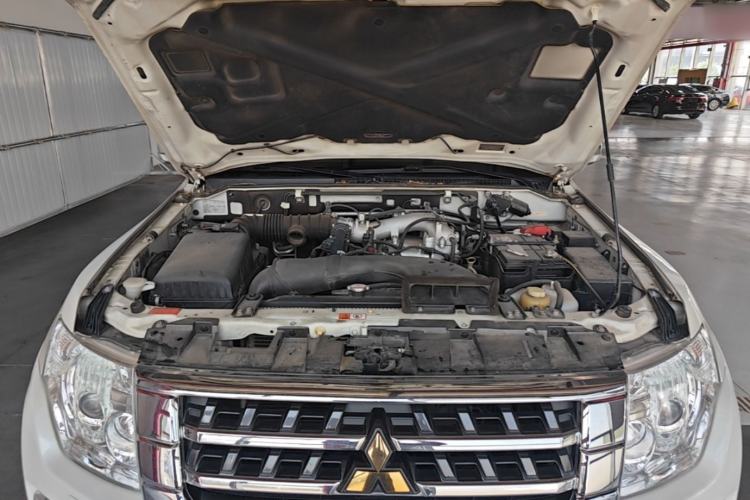 Used Mitsubishi Pajero 2016 3.0L Automatic Prestige Version China V Standard Engine Bay