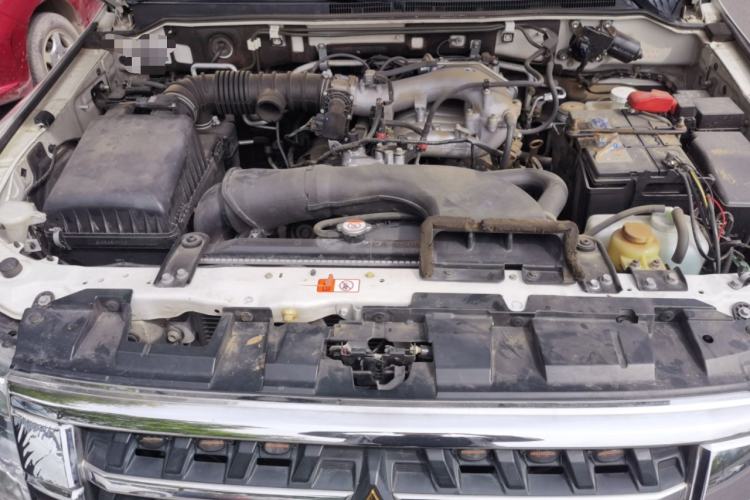 Used Mitsubishi Pajero 2016 3.0L Automatic Standard Version China V Standard Engine Bay