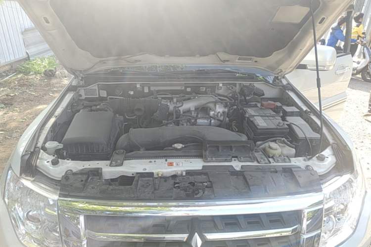 Used Mitsubishi Pajero 2016 3.0L Automatic Standard Version China V Standard Engine Bay