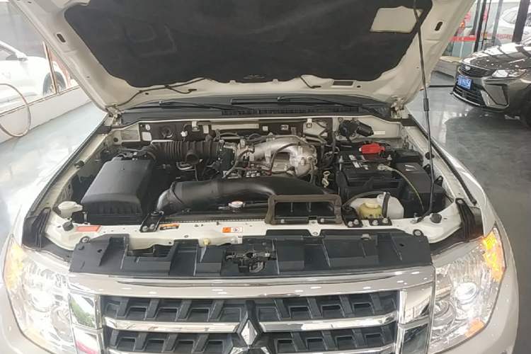 Used Mitsubishi Pajero 2016 3.0L Automatic Standard Version China V Standard Engine Bay