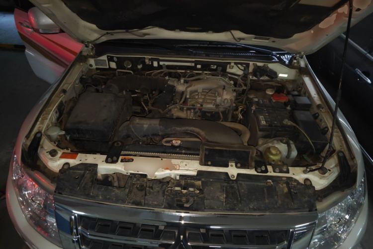 Used Mitsubishi Pajero 2016 3.0L Automatic Standard Version China V Standard Engine Bay