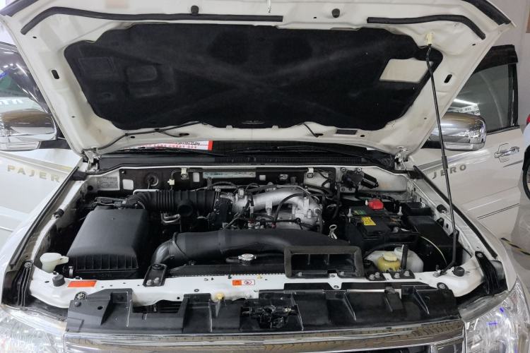 Used Mitsubishi Pajero 2016 3.0L Automatic Prestige Version China V Standard Engine Bay