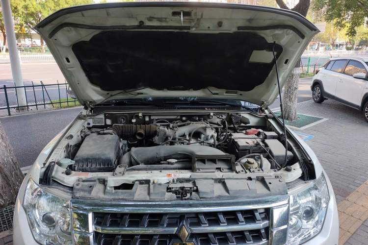 Used Mitsubishi Pajero 2016 3.0L Automatic Prestige Version China V Standard Engine Bay