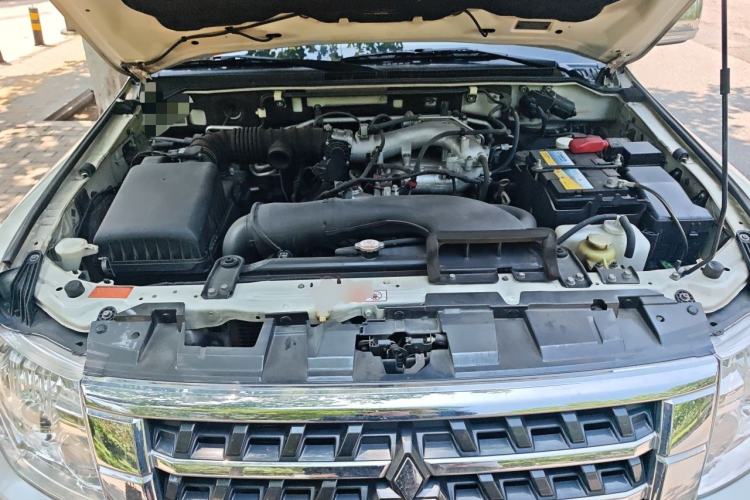 Used Mitsubishi Pajero 2016 3.0L Automatic Luxury Version China V Standard Engine Bay